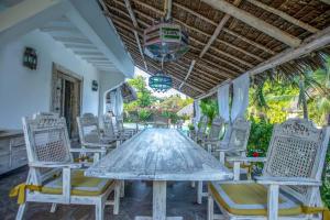 马林迪Villa Marine Park - Malindi的一间带桌椅的用餐室