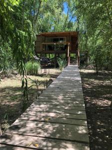 蒂格雷Cabaña Isla Coco的通往树林小屋的木制走道