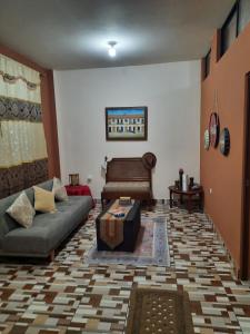 弗朗西斯科德奥雷利亚纳港Hostería Chambira的客厅配有沙发和桌子