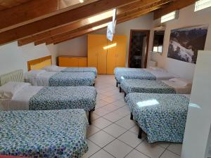 卡拉尔佐Lunga Via Delle Dolomiti的房间里的一排床