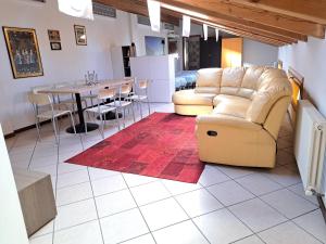 卡拉尔佐Lunga Via Delle Dolomiti的客厅配有沙发和桌子