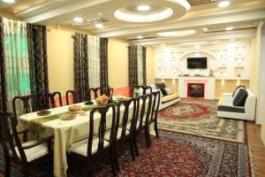 杜尚别Yellow Hostel Dushanbe的一间带桌椅和壁炉的用餐室