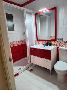 塞维利亚Casa El limonero的浴室配有卫生间、盥洗盆和淋浴。