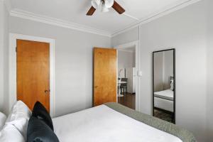 1BR Stylish & Modern Chicago Apartment - Kenwood 508客房内的一张或多张床位