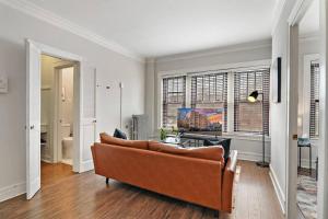 1BR Stylish & Modern Chicago Apartment - Kenwood 508的休息区