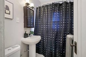 1BR Stylish & Modern Chicago Apartment - Kenwood 508的一间浴室