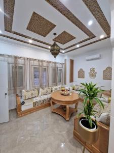 圣佩德罗-德尔皮纳塔尔Casa Riad Amor Marrakech en Lo Pagan的客厅配有沙发和桌子