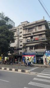 达卡Chittagong Hotel & Apartment Service的城市街道一侧的建筑