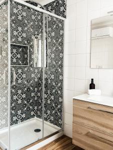 戈韦阿Quinta Costa da Estrela的浴室设有黑色和白色图案的淋浴