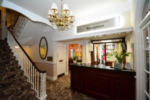 斯卡伯勒新月酒店的酒店大堂设有楼梯和镜子