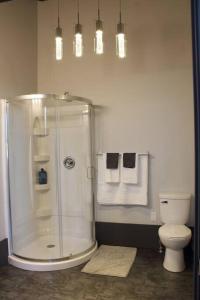 哈利法克斯Suite #B, Industrial Styling, AC的带淋浴和卫生间的浴室