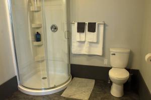 哈利法克斯Suite #B, Industrial Styling, AC的带淋浴、卫生间和毛巾的浴室