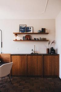 索洛图恩IN2 BnB的厨房配有木制橱柜、桌子和椅子