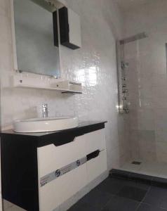 洛美Dapi Home Residence的白色的浴室设有水槽和淋浴。