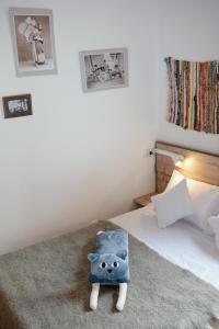 Stylish cozy studio guesthouse in the city center客房内的一张或多张床位