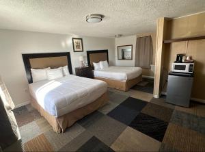 奥马克尼古拉斯汽车旅馆的酒店客房配有两张床和微波炉。