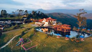 萨兰托雷塞尔瓦莫纳尔卡酒店的享有带水上公园的度假村的空中景致