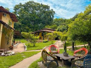 伦索伊斯Encanto do Parque Hospedagem的院子里的野餐桌椅