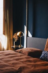 索洛图恩IN2 BnB的一间卧室配有一张床和一张带台灯的桌子