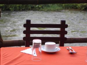 基图尔格勒Extream Adventures of Sri Lanka的桌子上带杯和盘子的红色桌子