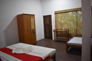 基图尔格勒Extream Adventures of Sri Lanka的一间小卧室,配有床和窗户