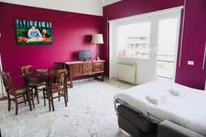 罗马Appartamento vista San Pietro的一间卧室配有一张床、一张桌子和一张书桌