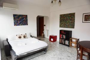 罗马Appartamento vista San Pietro的一间卧室配有一张床、一张桌子和绘画作品