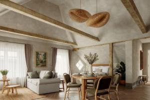 采西斯Spīdalas nams的客厅配有桌子和沙发