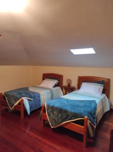 阿科达卡列塔Casa Câmara的一间客房内配有两张床的房间