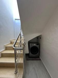胡塞马Al Hoceima Mini Villa的楼梯间,有扬声器