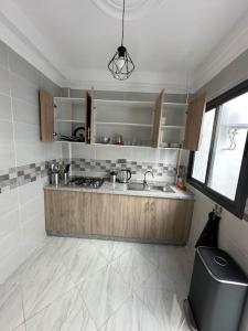 胡塞马Al Hoceima Mini Villa的厨房配有水槽和台面