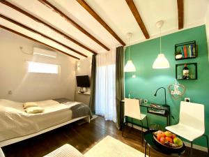 贝尔格莱德Avala Sunset Apartments的一间卧室配有一张床、一张桌子和一张书桌