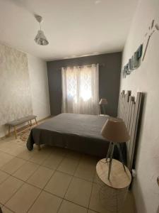 圣贝努瓦lé z'orangines的一间卧室配有一张床和一盏灯