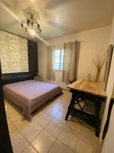 圣贝努瓦lé z'orangines的一间卧室配有一张床和一张桌子