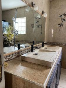 圣贝努瓦lé z'orangines的一间带水槽和镜子的浴室