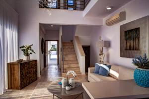 拉纳卡Luxury Beachfront Villa with Private Pool, Yoga & Sea Adventures的客厅配有沙发和桌子
