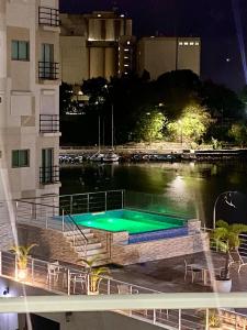 圣多明各Apartamento Frente a la Zona Colonial, Santo Domingo的河中的一个游泳池