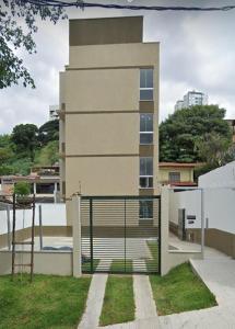贝洛奥里藏特Aconchego e conforto - Studio próximo a UFMG, Mineirão, Pampulha, Centro的前面有门的建筑