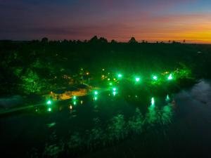 圣阿马鲁Ciamat Camp的夜晚享有河流美景,配有灯光