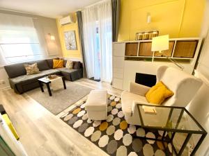 贝尔格莱德Avala Sunset Apartments的客厅配有沙发和桌子