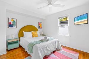 奥兰多Fire Pit + Grill + 2MI to DT Orlando的白色的卧室设有床和窗户