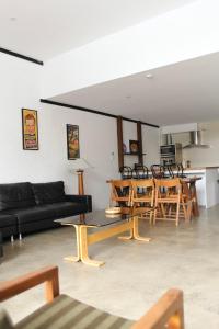 FyshwickLarge Modern 3BR 2 BATH Apt in Central Location for Families, Workers, Groups的客厅配有黑色沙发和木桌