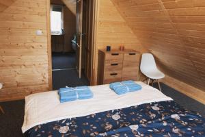 沃尔贾利Domek letniskowy Letniczówka的小木屋内一间卧室,配有一张床