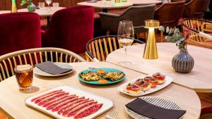 巴塞罗那Hotel Indigo Barcelona Plaza Espana, an IHG Hotel的一张桌子,上面放着食物和饮料