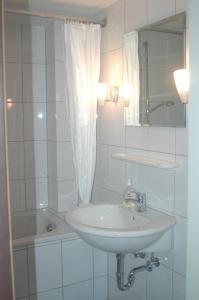 科隆科隆公寓酒店的浴室配有盥洗盆、镜子和浴缸