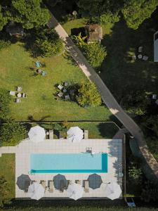 卡拉纳雅达Prinsotel La Pineda的享有带游泳池的度假村的顶部景致