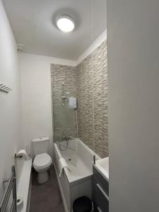 Stylish Ground Floor Apartment Nr Gloucester Docks, by Sauvignon Stays的浴室配有卫生间、浴缸和水槽。