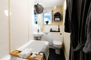 巴斯Cosy Flat in Bath "Maia"的带浴缸、卫生间和盥洗盆的浴室