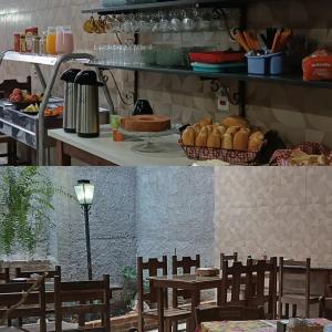 阿帕雷西达Pousada Ribeirinha的厨房配有桌椅和柜台上的食品