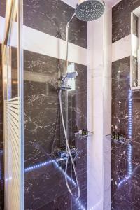 罗希姆诺Arcade central retro apartment的带淋浴和黑色大理石墙的浴室